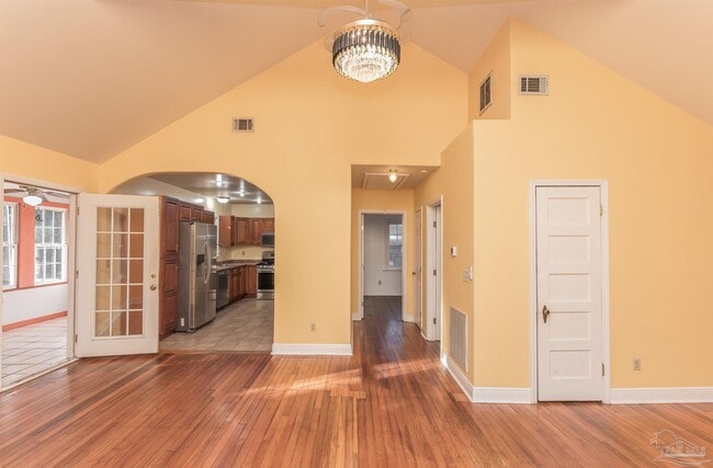 Photo - 418 Vancouver St