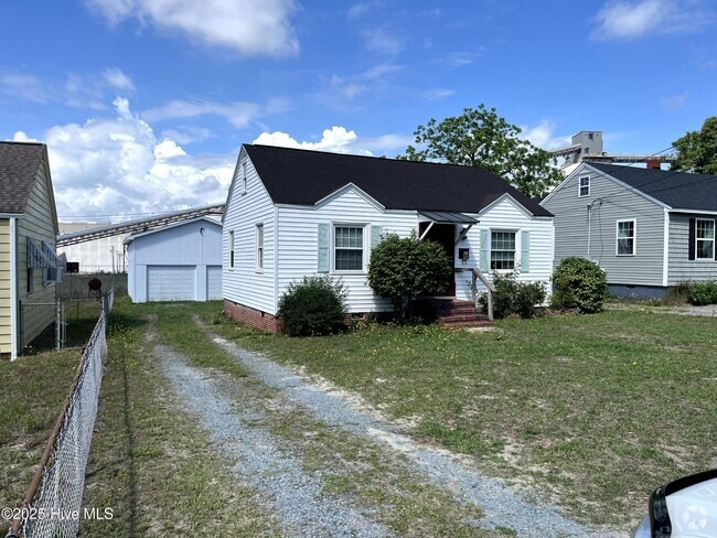 Building Photo - 2066 Burnett Blvd Rental
