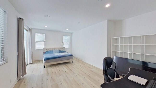 574 S Motif St