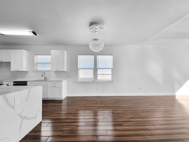 Photo - 8135 Chateau St