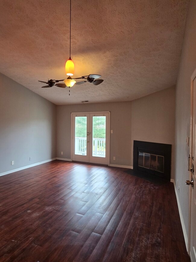 Living Room - 180 Kenwood Dr Unit 180 Kenwood Drive