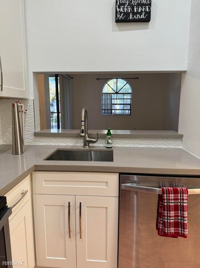 Photo - 3 br, 2 bath House - 5438 Verona Dr Apt I