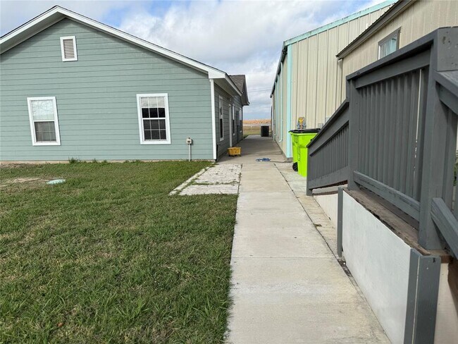 Photo - 14405-14405 FM973