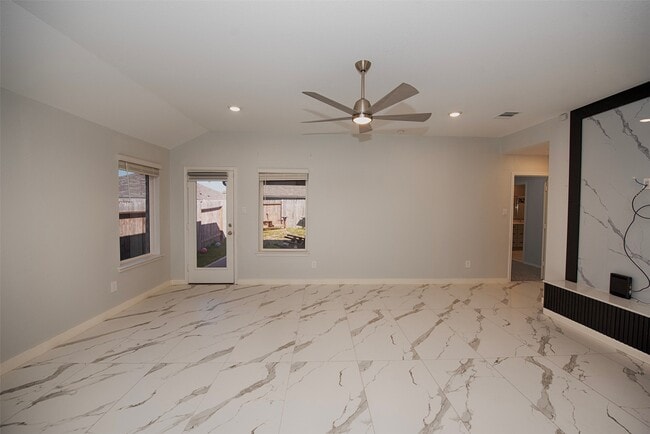 Building Photo - 15223 Mayflower St