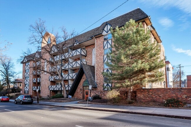 Building Photo - Stunning 2BR/1BA Condo Steps from Cheesman Park!