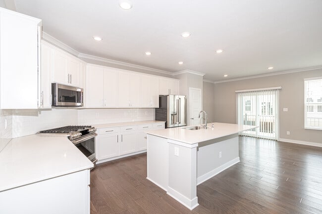 Photo - 953 Yorkshire Ln