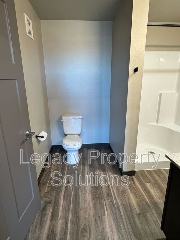 Photo - 220 E Greenfield Ln