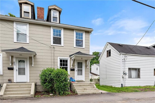Photo - 318 Sprott Way