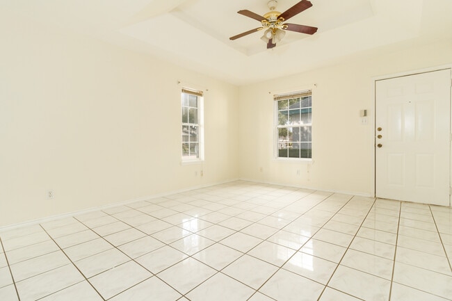 Building Photo - 1107 Stonehaven Blvd Unit 3