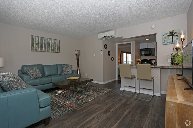 1BR, 1BA - 550 SF - Living - Sunpointe Place