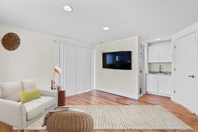 Photo - 16 Wyman St N