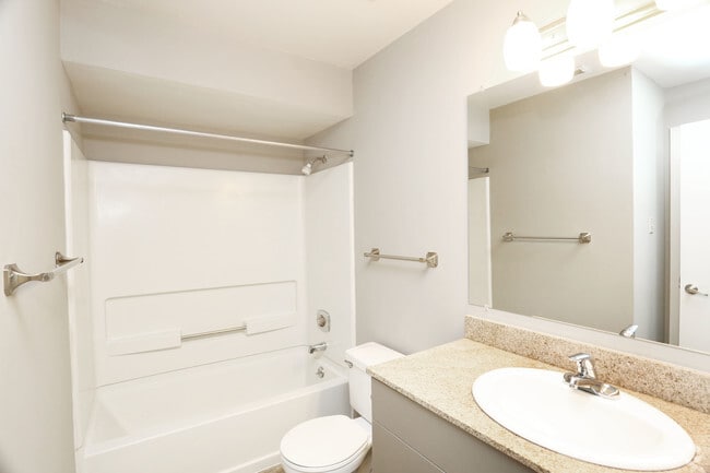 2BR, 2BA - 958 SF