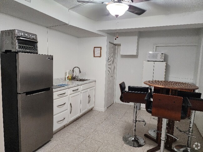 Building Photo - 7909 NW 40th St Rental