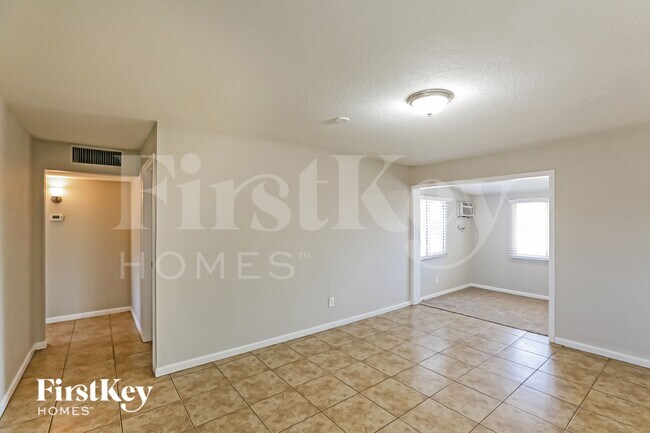 Photo - 2711 W Elm St
