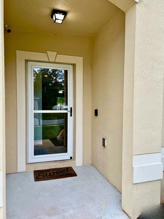 Photo - 5 bedroom home with fenced in yard!!!