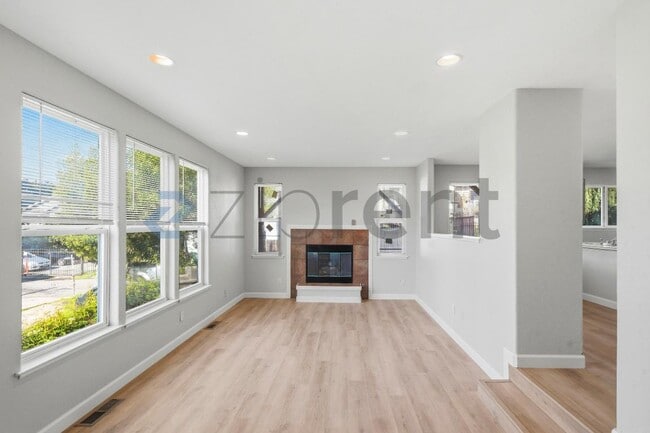 Photo - 2124 E 20th St