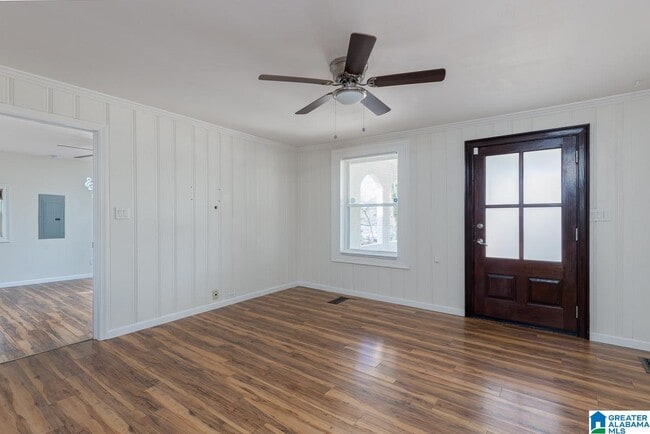 Photo - 122 Shawnee Ln NW