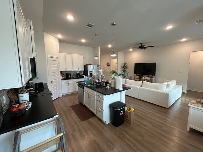 Photo - 3169 Normandy Way