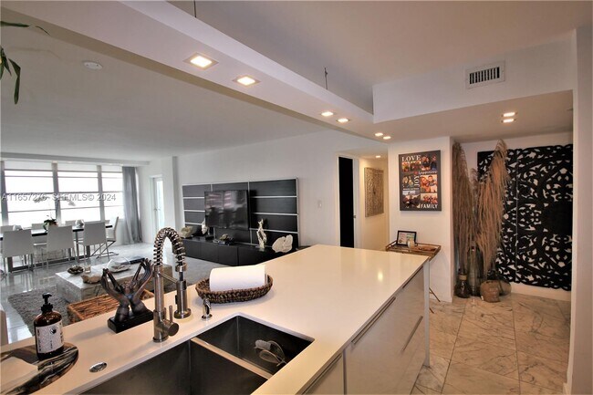 5151 Collins Ave Unidad 933