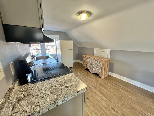 Building Photo - 49 Vernon Ave Unit 3