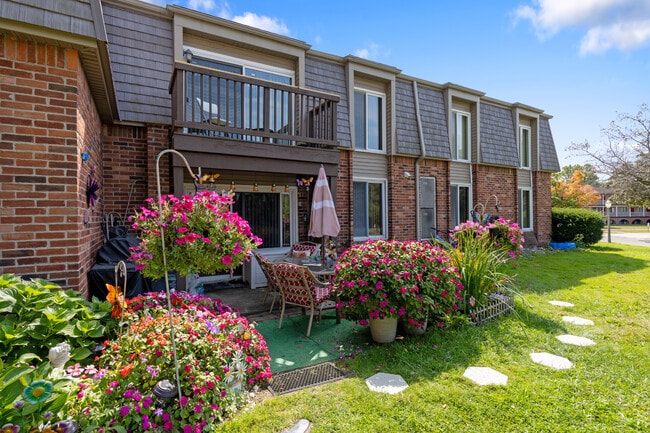 Building Photo - Cambridge Manor