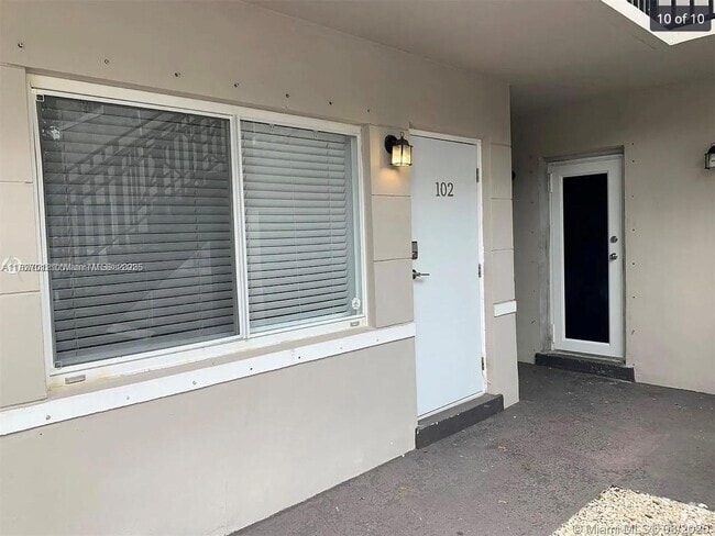 Building Photo - 81 Edgewater Dr Unit 102 Rental