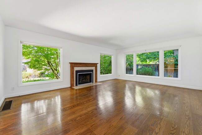 Photo - 1825 White Oak Dr