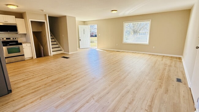 Photo - 2004 Chambers Dr NE