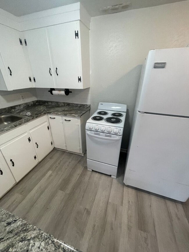 Building Photo - 1/1 Home Available For Rent!