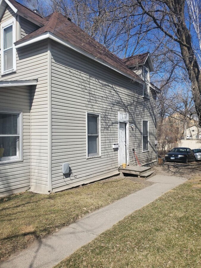 2 Bedrooms, 1 Bathroom Upper Level Duplex Rental House Rental in