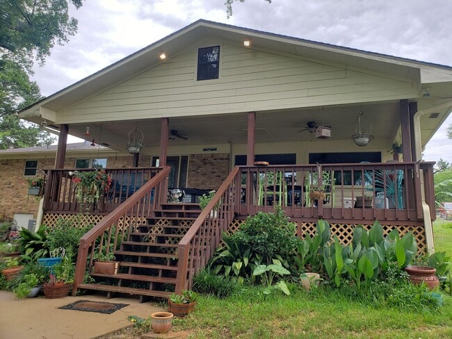 Photo - Stunning, fully furnished 3-bedroom, 2-bath lakefront home on Lake Palestine!