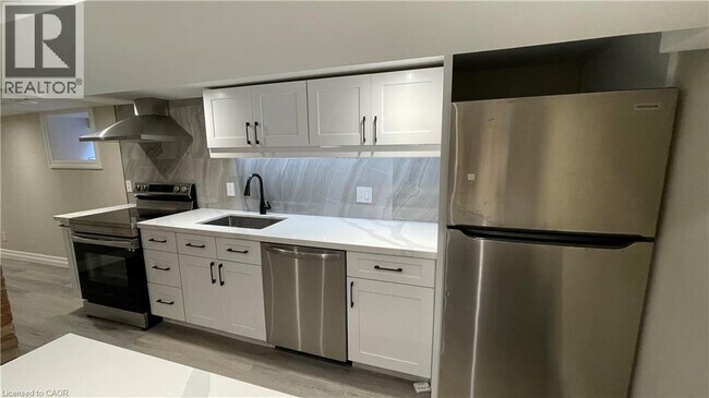 Photo - 123 Robinson St