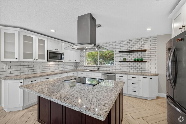 Building Photo - 1460 NE 57th Ct Rental