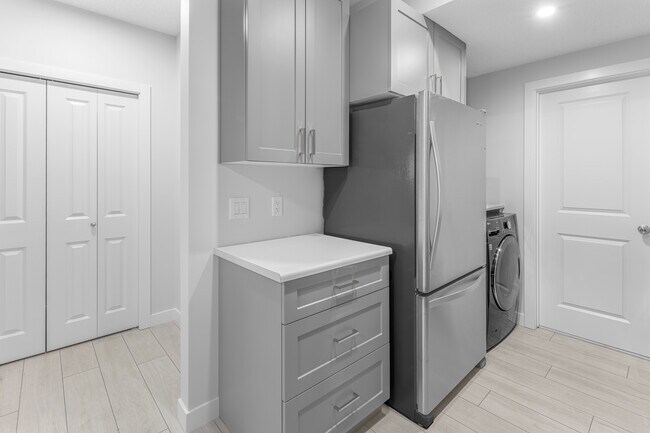 Photo - 1439 Cherniak Way SW