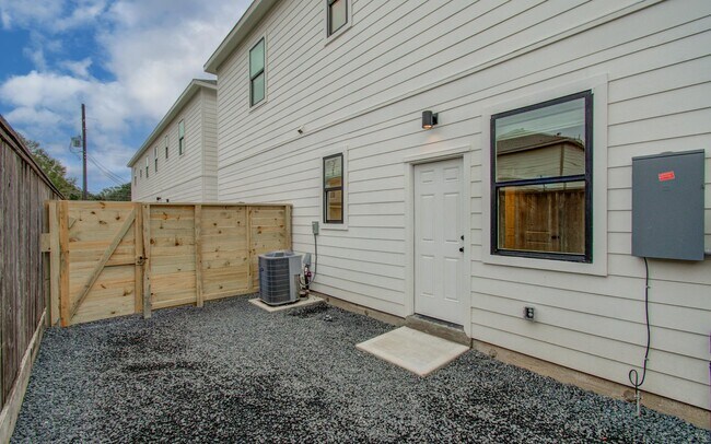 Building Photo - 22202 Dutch Oven Dr