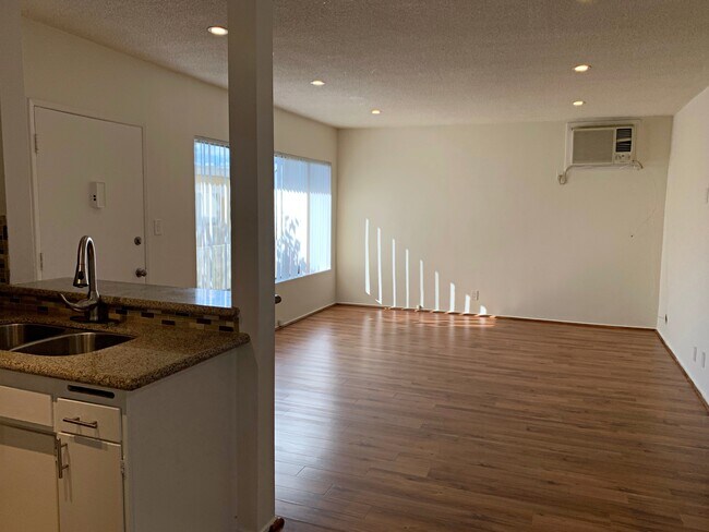 Photo - 1521 E Windsor Rd Unit 21