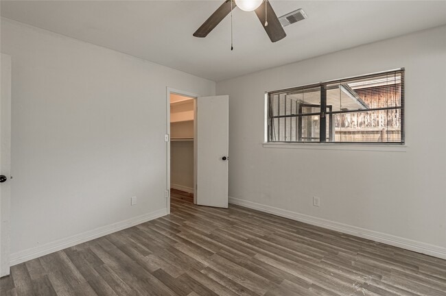 Building Photo - 1819 Ave Q