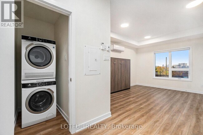 Photo - 630 Churchill Ave N