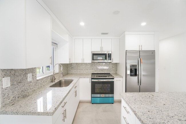 Photo - 857 W 34th St