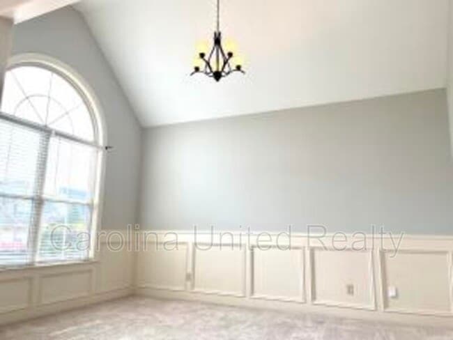 Photo - 220 Kickham Ln