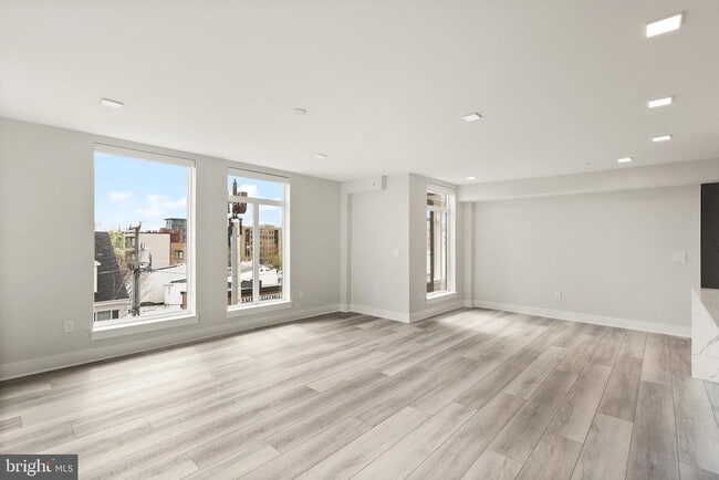 Building Photo - 701 N Henry St Unit 418