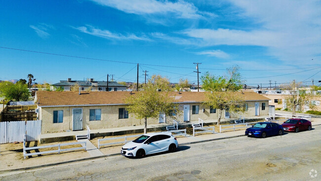 Building Photo - 2608 Desert St Rental