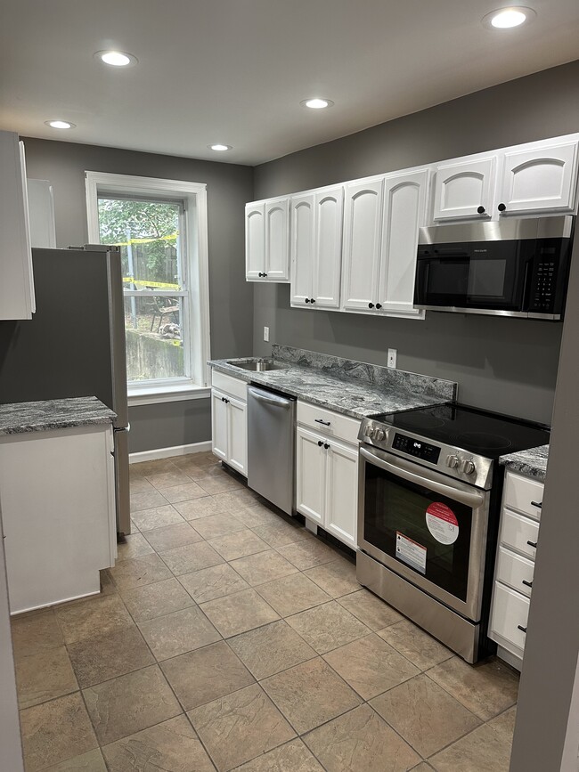 Building Photo - 204 Baldwin St