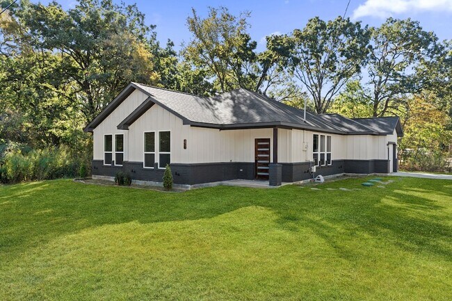 Photo - 150 Bandera Cir