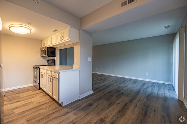 1BR, 1BA - 688SF - Living Room / Kitchen