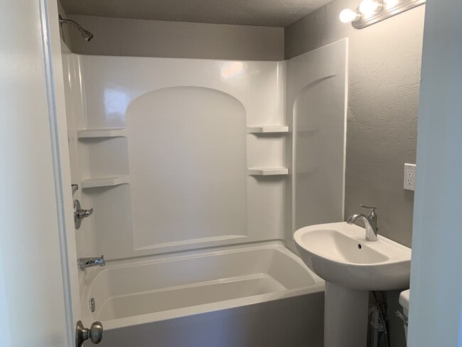 bathroom - 1002 S National Ave Unit Apt 7