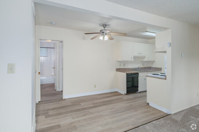 1BR, 1BA - 567SF - Dining Room