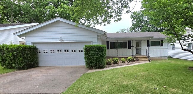Building Photo - Beautiful 3 bedroom 2 bath! Southeast! $1295