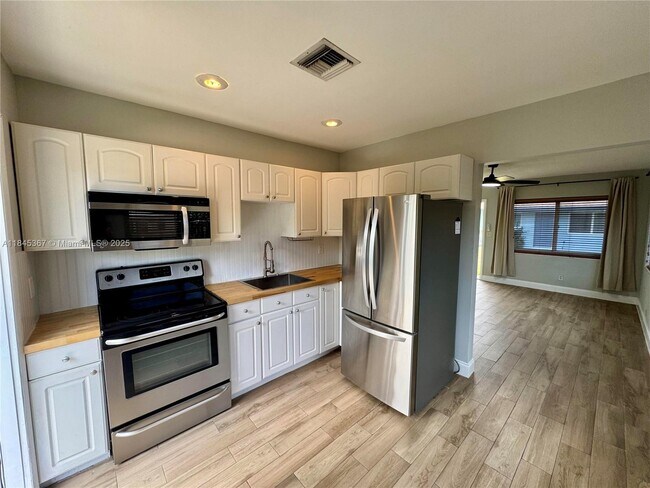 Building Photo - 2641 SW 13th Ave Unit 1 Rental