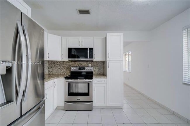 Photo - 3437 SW 25th St Unidad 3437 SW 25th St  NA